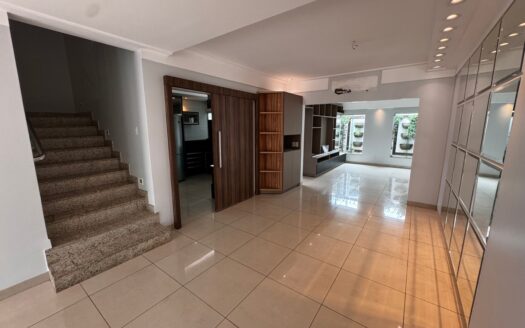 Sobrado em Condomínio 4 Suítes