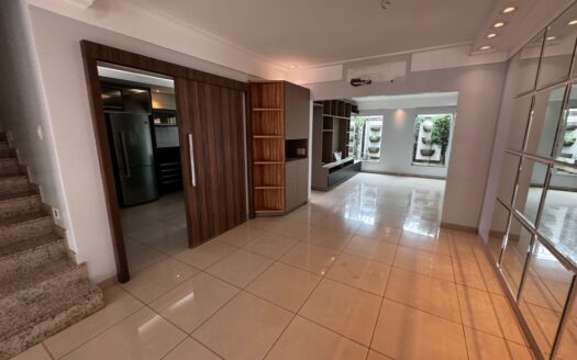 Sobrado em Condomínio 4 Suítes