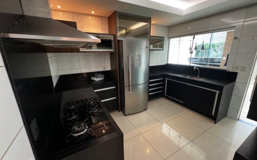 Sobrado em Condomínio 4 Suítes