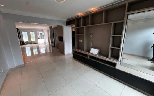 Sobrado em Condomínio 4 Suítes