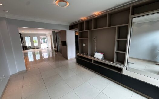 Sobrado em Condomínio 4 Suítes