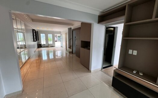 Sobrado em Condomínio 4 Suítes