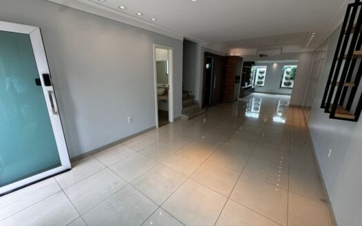 Sobrado em Condomínio 4 Suítes