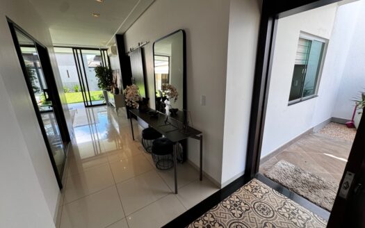 Casa de 4 Suítes e Escritório