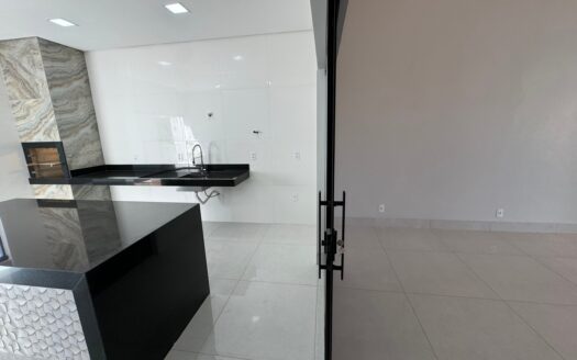 Casa com Piscina e Churrasqueira