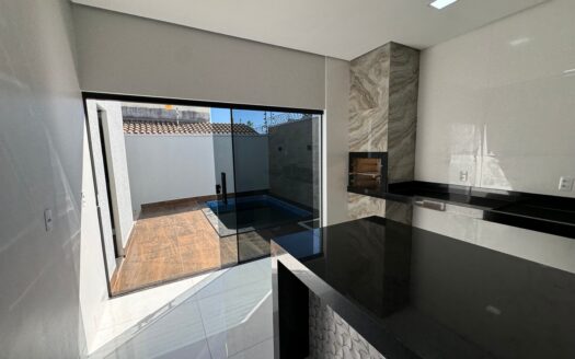 Casa com Piscina e Churrasqueira