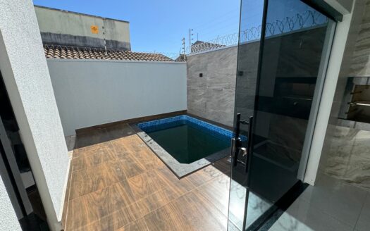 Casa com Piscina e Churrasqueira