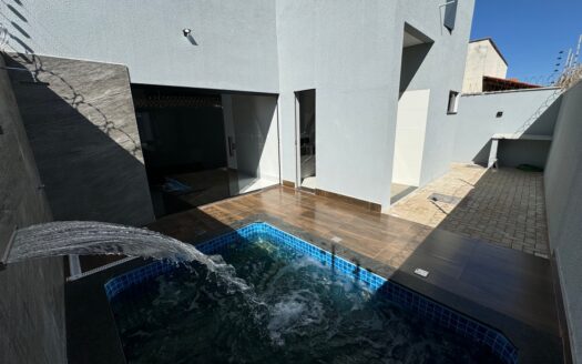 Casa com Piscina e Churrasqueira