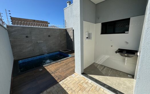 Casa com Piscina e Churrasqueira