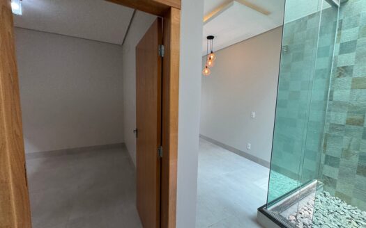 Casa com 3 Suítes e Piscina