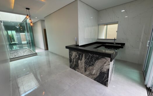Casa com 3 Suítes e Piscina