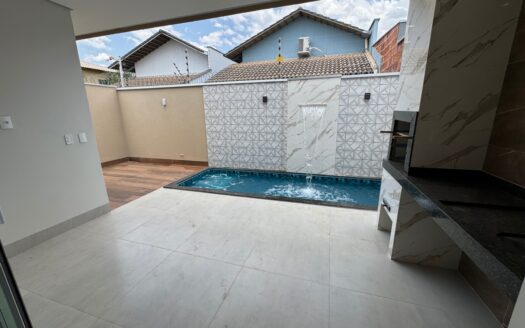 Casa com 3 Suítes e Piscina