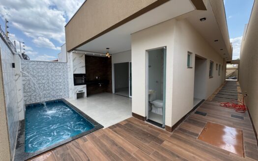 Casa com 3 Suítes e Piscina