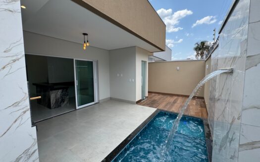 Casa com 3 Suítes e Piscina