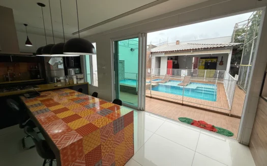 Casa de 3 Quartos sendo 2 Suítes