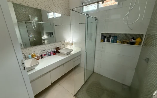 Casa de 3 Quartos sendo 2 Suítes