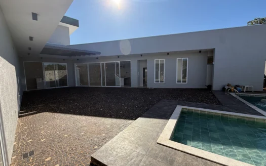 Casa 4 Suítes e Energia Solar