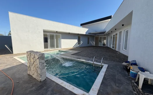 Casa 4 Suítes e Energia Solar