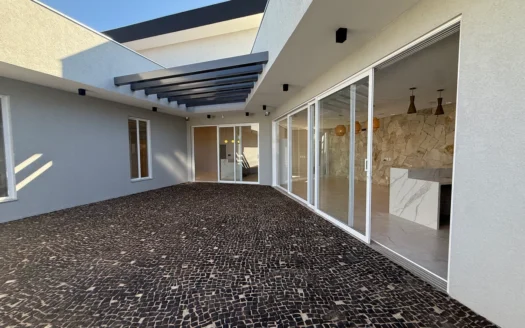 Casa 4 Suítes e Energia Solar