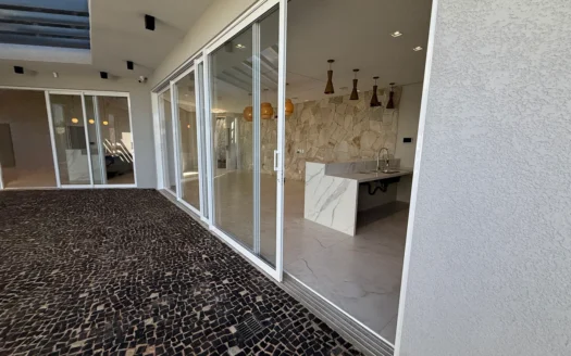 Casa 4 Suítes e Energia Solar