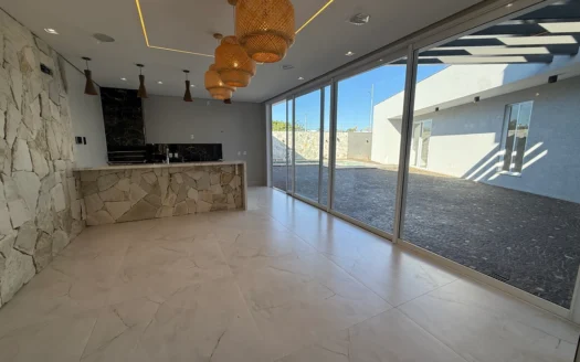 Casa 4 Suítes e Energia Solar