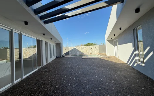 Casa 4 Suítes e Energia Solar