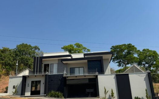 Casa com 5 Suítes em Paraíso