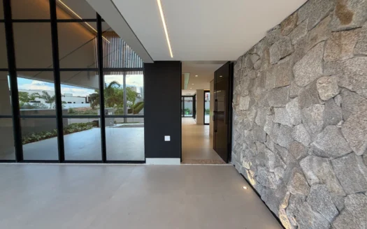 Casa Alto Padrão de 4 Suítes