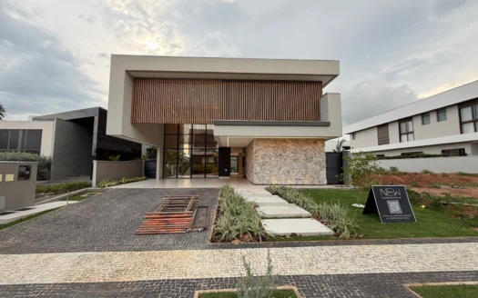 Casa Alto Padrão de 4 Suítes
