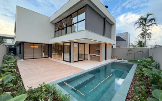 Casa Alto Padrão de 4 Suítes