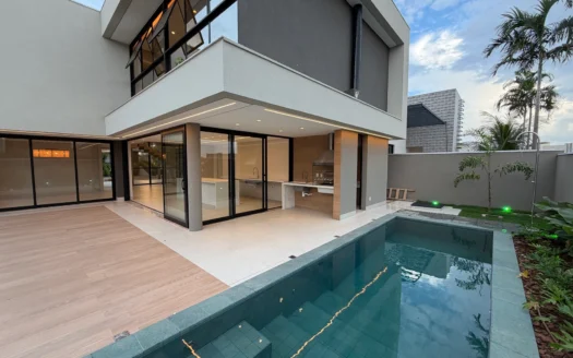 Casa Alto Padrão de 4 Suítes