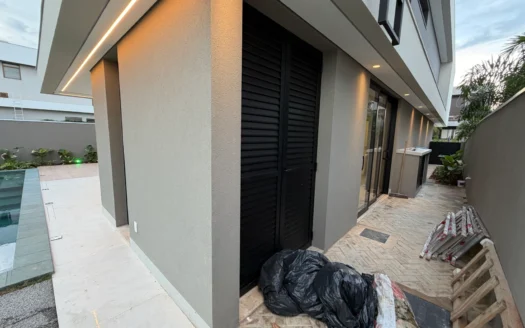 Casa Alto Padrão de 4 Suítes