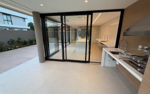 Casa Alto Padrão de 4 Suítes