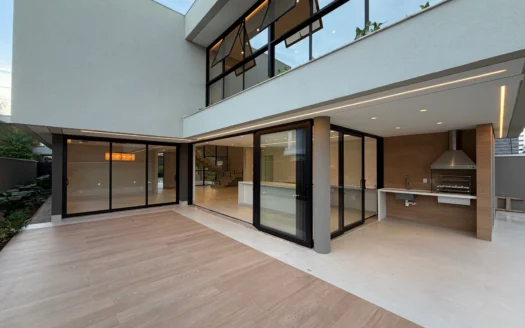 Casa Alto Padrão de 4 Suítes