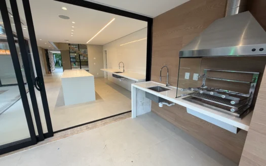 Casa Alto Padrão de 4 Suítes