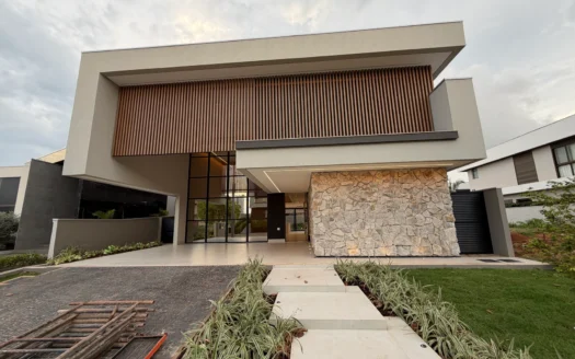 Casa Alto Padrão de 4 Suítes