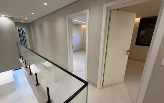 Casa Alto Padrão de 4 Suítes