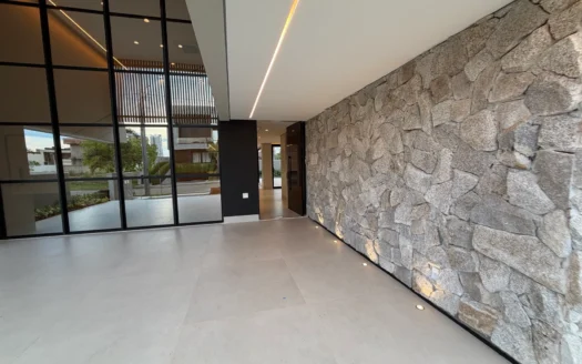 Casa Alto Padrão de 4 Suítes