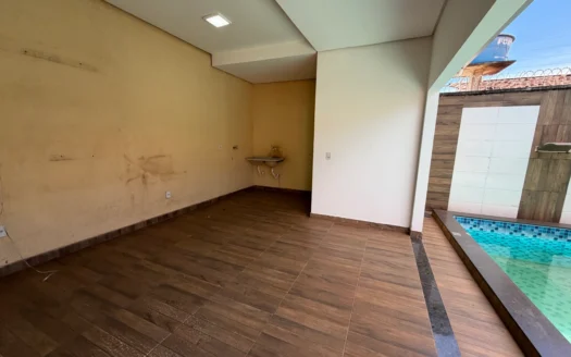 Casa com 3 Quartos e Piscina