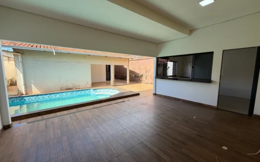 Casa com 3 Quartos e Piscina