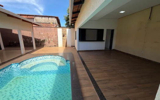 Casa com 3 Quartos e Piscina