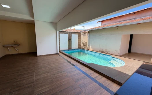 Casa com 3 Quartos e Piscina