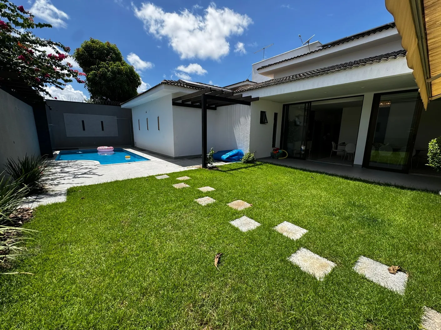 Casa de 4 Suítes e Escritório