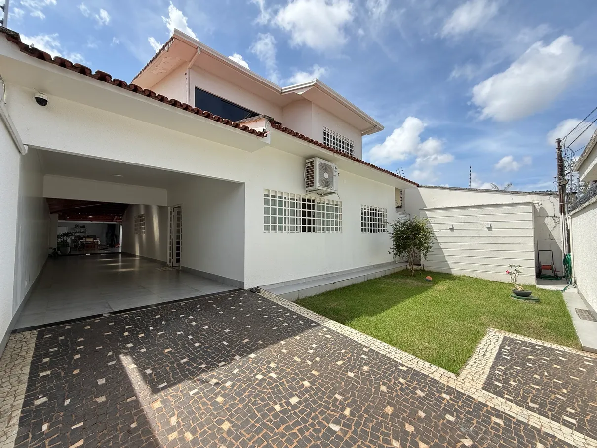 Sobrado com 4 Quartos na 106 Sul