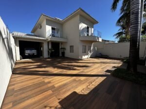 Sobrado de 4 Quartos na 108 Norte