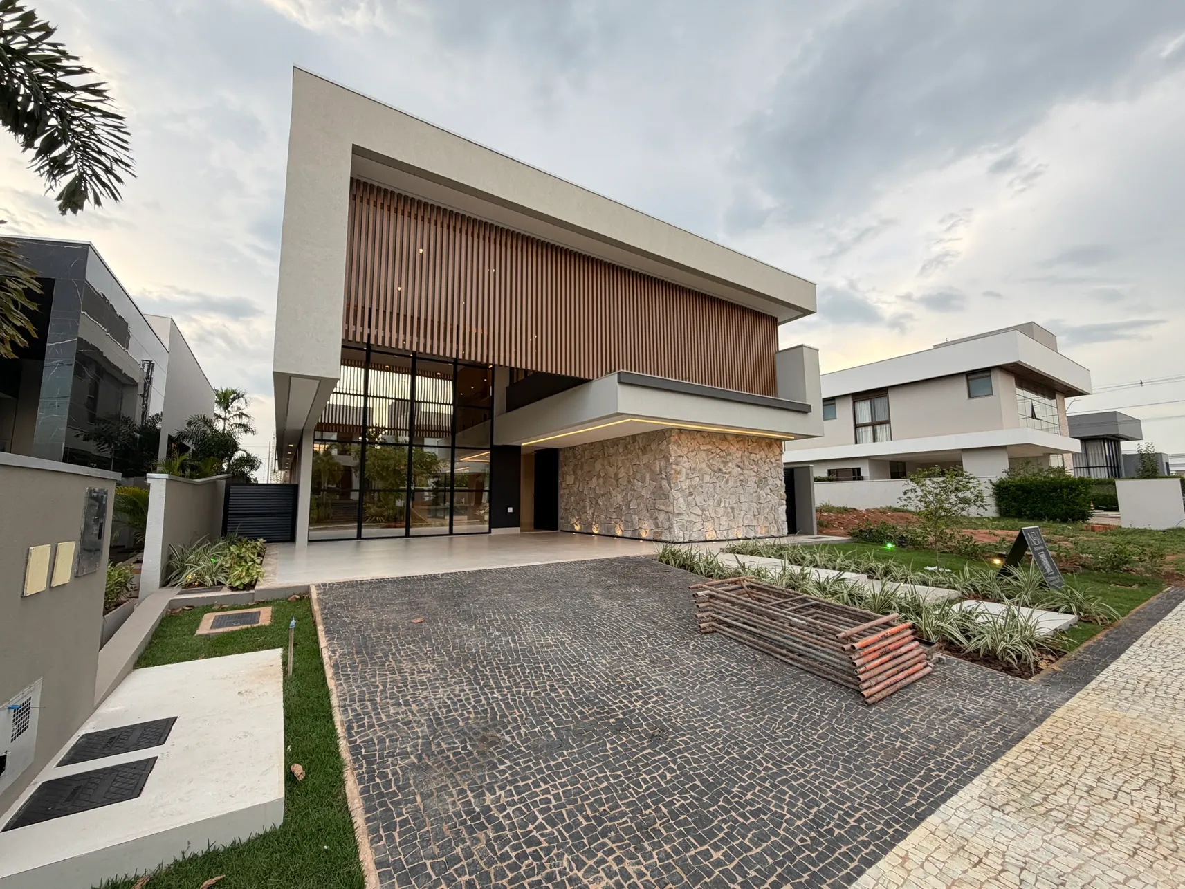 Casa Alto Padrão de 4 Suítes